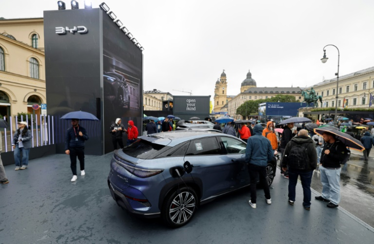 Un véhicule BYD devant le stand du constructeur chinois à Munich, en Allemagne, le 10 septembre 2025 ( AFP / Alexandra BEIER )