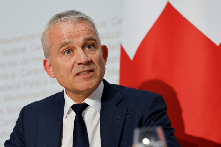 le ministre suisse de la Justice et Police, Beat Jans, lors d'une conférence de presse après le vote sur une proposition anti-immigration visant à plafonner la population du pays, le 14 juin 2026 à Berne ( AFP / STEFAN WERMUTH )