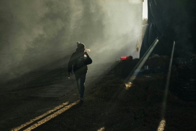 Un agriculteur lors du blocage de l'A75 à hauteur de Sévérac-d'Aveyron, le 14 décembre 2025  ( AFP / Idriss Bigou-Gilles )