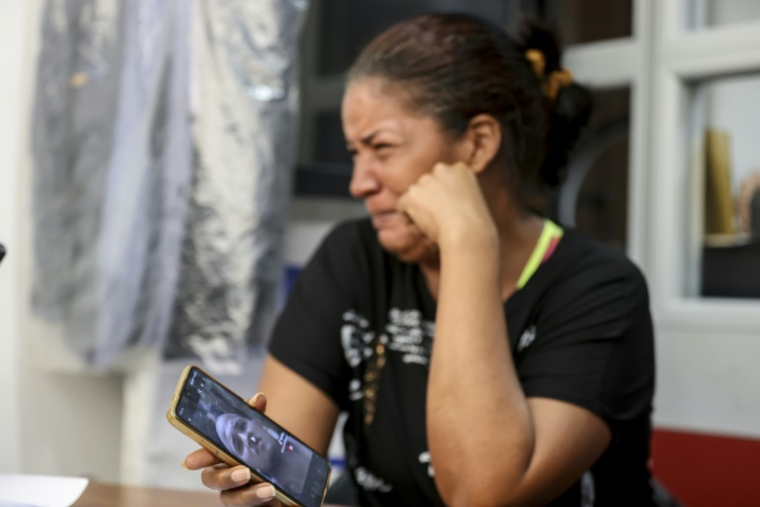 Mercedes Yamarte tient un téléphone avec son fils Melvin Yamarte, expulsé des Etats-Unis au Salvador, à Maracaibo, Venezuela le 18 mars 2025 ( AFP / Pedro MATTEY )