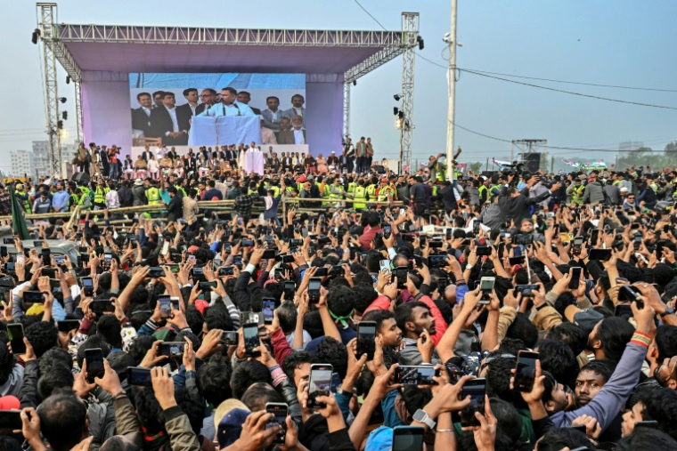 Tarique Rahman (2e d), président par intérim du Parti nationaliste du Bangladesh (BNP) et fils de l'ancienne cheffe du gouvernement Khaleda Zia, s'adresse à ses partisans lors d'un rassemblement après son arrivée à Dacca, le 25 décembre 2025 au Bangladesh ( AFP / Munir UZ ZAMAN )