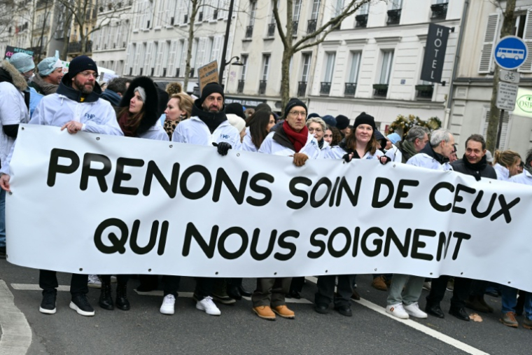 Manifestation de médecins libéraux contre une "dérive autoritaire" qui menace selon eux leur "liberté d'exercice", le 10 janvier 2026 à Paris  ( AFP / Bertrand GUAY )