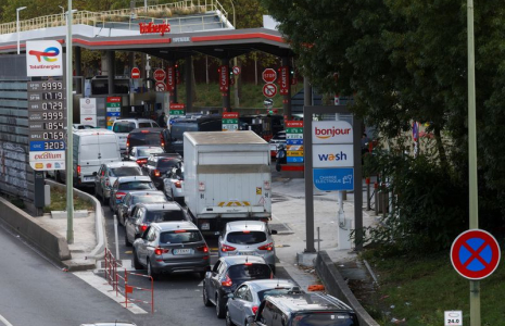 Les files d'attente s'allongent aux stations-service parisiennes, mettant à rude épreuve la patience des automobilistes.