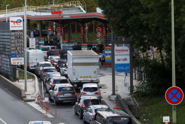 Les files d'attente s'allongent aux stations-service parisiennes, mettant à rude épreuve la patience des automobilistes.