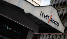 Le BHV Marais, qui affirmait encore récemment ne pas être en cessation de paiement, est en faillite et a déposé auprès de la justice lyonnaise un dossier pour être placé en redressement judiciaire, afin de "préserver l'activité et l'emploi" et "sécuriser son plan de relance", selon la direction. ( AFP / Julie SEBADELHA )