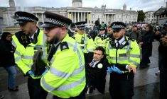 Un manifestant est emmené par des policiers lors d'une action de soutien à l'organisation Palestine Action, à Londres, le 4 octobre 2025 ( AFP / JUSTIN TALLIS )