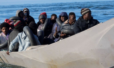 Des migrants sur un bateau en métal au large de Sfax