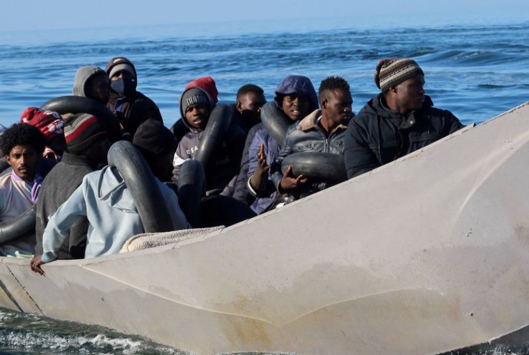Des migrants sur un bateau en métal au large de Sfax