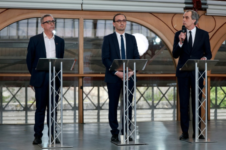 Les candidats à la mairie de Bordeaux de gauche à droite: Pierre Hurmic, maire sortant écologiste, Thomas Cazenave, centre droit et  Philippe Dessertine, sans étiquette, à Bordeaux le 26 février 2026 ( AFP / ROMAIN PERROCHEAU )