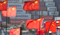 Des drapeaux chinois flottent dans le port de Yangshan