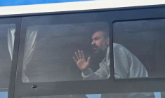 Un prisonnier palestinien libéré par Israël regarde par la fenêtre d'un bus