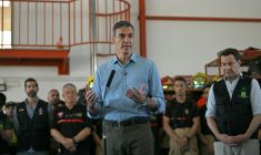 Le Premier ministre espagnol Pedro Sánchez s'adresse aux médias aux côtés du président de la région d'Andalousie, Juan Manuel Moreno (d), au poste de commandement à Turre, dans la province d'Almería, le 13 juillet 2026, après un incendie de forêt meurtrier ( AFP / JORGE GUERRERO )