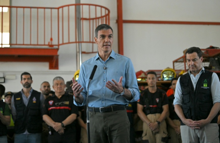 Le Premier ministre espagnol Pedro Sánchez s'adresse aux médias aux côtés du président de la région d'Andalousie, Juan Manuel Moreno (d), au poste de commandement à Turre, dans la province d'Almería), le 13 juillet 2026, après un incendie de forêt meurtrier ( AFP / JORGE GUERRERO )