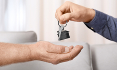 Louer à un senior présente des avantages et des particularités à prendre en compte (Crédits: Adobe Stock)