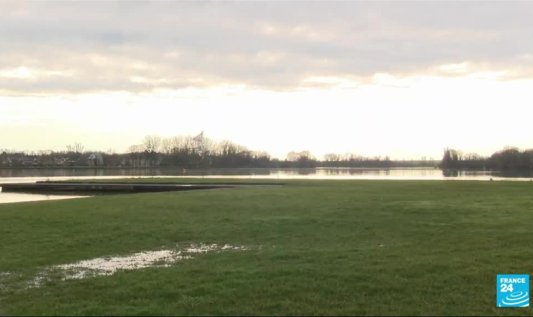 France : préparation pour les championnats de France de natation en eau glacée à la fin janvier