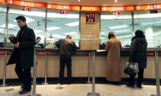 Des clients chinois effectuent des transactions dans une banque à Shanghai