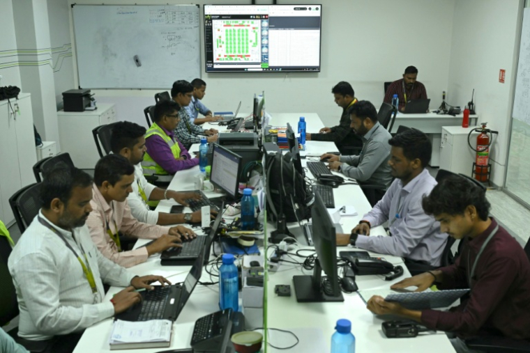 Des employés travaillent dans le centre opérationnel de Sify Infinit Spaces, une usine qui produit de la fibre optique pour des centres de données, à Rabale, Navi Mumbai, en Inde, le 20 juillet 2026 ( AFP / Indranil MUKHERJEE )