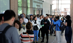 Des personnes font la queue pour entrer dans les locaux de la Commission espagnole d'aide aux réfugiés (CEAR) à Madrid, en Espagne, le 22 avril 2026 ( AFP / Thomas COEX )