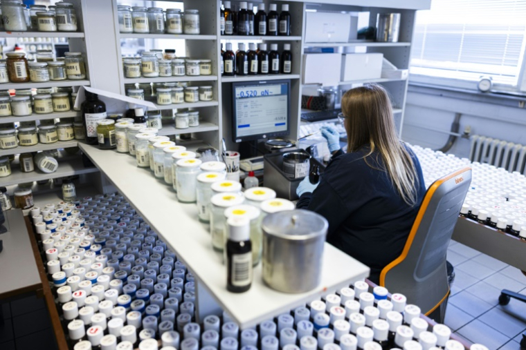 Une employée prépare une formule d'huile parfumée dans le département production du chimiste allemande Symrise à Holzminden, le 8 juillet 2025 en Allemagne ( AFP / MICHAEL MATTHEY )
