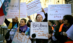 Le 14 avril 2026, à Paris, des animateurs de garderies périscolaires se rassemblent devant l'Hôtel de Ville lors d'une manifestation organisée par le syndicat Supap-FSU ( AFP / JULIEN DE ROSA )