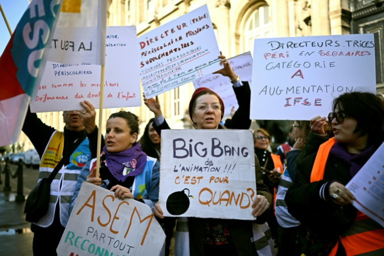 Le 14 avril 2026, à Paris, des animateurs de garderies périscolaires se rassemblent devant l'Hôtel de Ville lors d'une manifestation organisée par le syndicat Supap-FSU ( AFP / JULIEN DE ROSA )