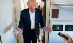 Le président américain Donald Trump fait une déclaration à la presse à bord d'Air Force One, de retour de West Palm Beach, en Floride, à destination de la base Andrews, dans le Maryland, le 4 mai 2025 ( AFP / SAUL LOEB )