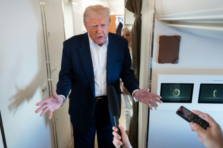 Le président américain Donald Trump fait une déclaration à la presse à bord d'Air Force One, de retour de West Palm Beach, en Floride, à destination de la base Andrews, dans le Maryland, le 4 mai 2025 ( AFP / SAUL LOEB )