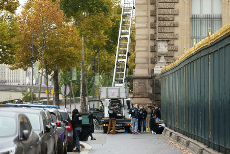 La police devant le monte-charge utilisé au musée du Louvre pour voler les joyaux de la Couronne, à Paris le 19 octobre 2025 ( AFP / Dimitar DILKOFF )