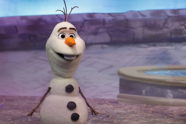 Le personnage du film "La Reine des neiges", Olaf, le 24 novembre 2025 à Marne-la-Vallée ( AFP / GEOFFROY VAN DER HASSELT )