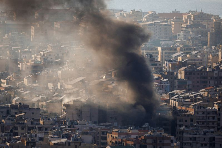 De la fumée s'élève au-dessus des banlieues sud de Beyrouth à la suite d'un incendie de générateur, selon les résidents, comme on peut le voir depuis Baabda, Beyrouth, Liban