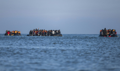 Des migrants à bord de bateaux de passeurs tentent de traverser la Manche au large de la plage de Gravelines, dans le Nord, le 27 septembre 2025 ( AFP / Sameer Al-DOUMY )