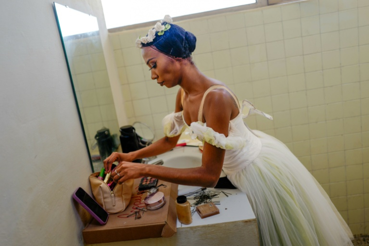 La danseuse classique Laura Kamila Rojas, 25 ans, se maquille avant une répétition du ballet "Giselle" au Théâtre national de Cuba, à La Havane, le 8 mai 2026 ( AFP / ADALBERTO ROQUE )