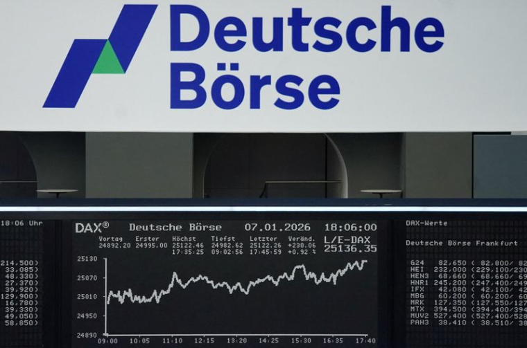 Le graphique de l'indice allemand des prix des actions DAX est photographié à la bourse de Francfort