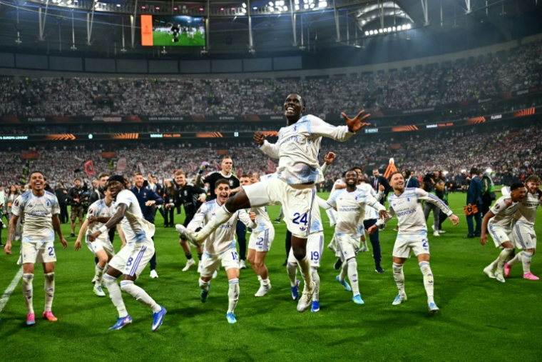 Les joueurs d'Aston Villa célèbrent leur victoire en finale de Ligue Europa mercredi à Istanbul contre Fribourg. ( AFP / YASIN AKGUL )