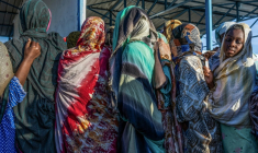 Des réfugiés ayant fui le Soudan attendent devant le bureau d'enregistrement de l'agence des Nations unies pour les réfugiés (HCR) dans le camp de Tiné, au Tchad, le 9 novembre 2025 ( AFP / Joris Bolomey )