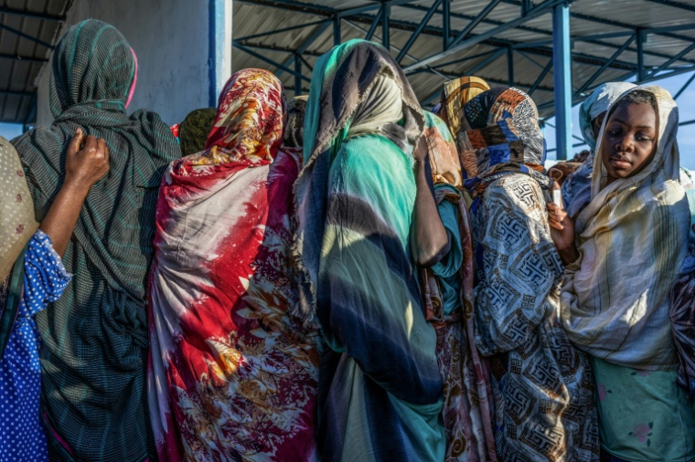 Des réfugiés ayant fui le Soudan attendent devant le bureau d'enregistrement de l'agence des Nations unies pour les réfugiés (HCR) dans le camp de Tiné, au Tchad, le 9 novembre 2025 ( AFP / Joris Bolomey )