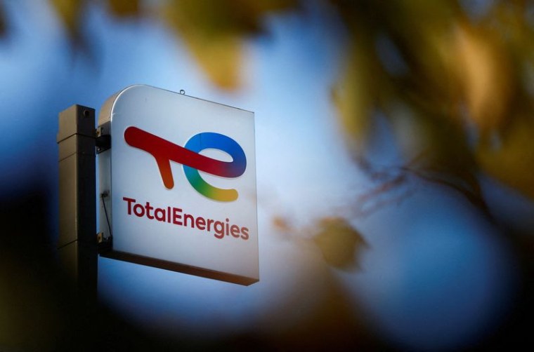 Photo d'archives du logo de TotalEnergies dans une station-service à Bouguenais