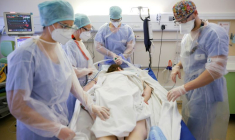 CORONAVIRUS: NOUVELLE HAUSSE DES HOSPITALISATIONS ET RÉANIMATIONS EN FRANCE