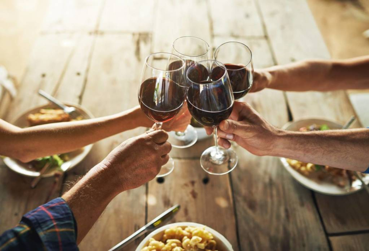 La consommation d'alcool estcertes dangereuse pour la santé mais nous aurait fait évoluer