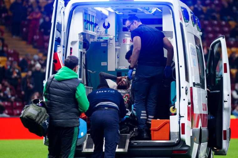 Joueur gravement blessé et ambulance embourbée : scène cocasse en D2 roumaine