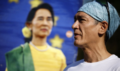 Kim Aris, le fils d'Aung San Suu Kyi, devant le portrait de sa mère, le 19 juin 2025 à Londres ( AFP / BENJAMIN CREMEL )