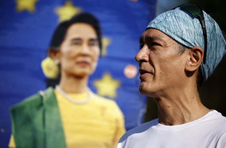 Kim Aris, le fils d'Aung San Suu Kyi, devant le portrait de sa mère, le 19 juin 2025 à Londres ( AFP / BENJAMIN CREMEL )