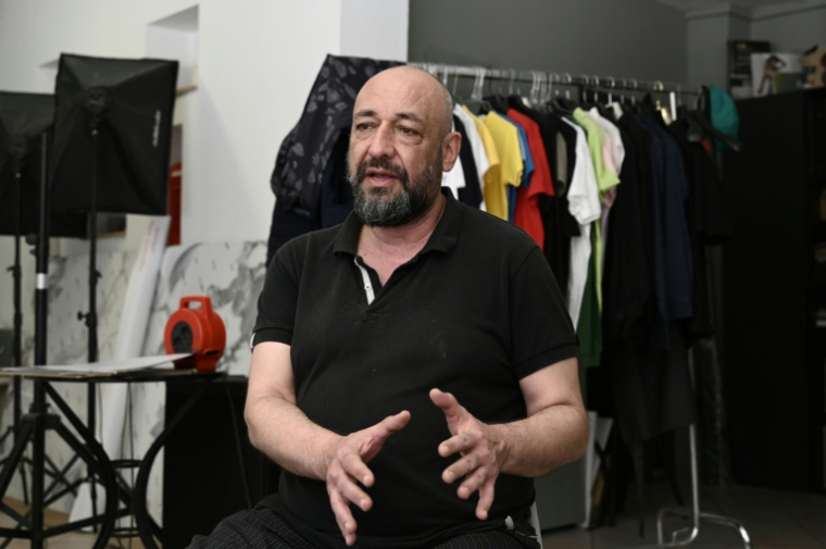 Membre et co-administrateur de la page Facebook "Ne pas vivre avec des ours", Dimitris Mitsopoulos, lors d'un entretien avec l'AFP à Kastoria, dans le nord-ouest de la Grèce, le 22 juin 2026 ( AFP / Sakis Mitrolidis )