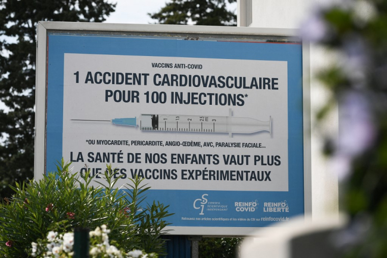 Un affiche anti-vaccination à Toulouse, le 16 août 2022. ( AFP / VALENTINE CHAPUIS )