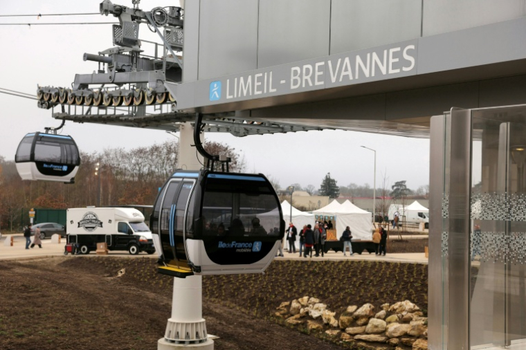 Le premier téléphérique urbain d'Île-de-France arrive à la station Limeil-Brevannes dans le Val-de-Marne, le 13 décembre 2025 ( AFP / Thomas SAMSON )