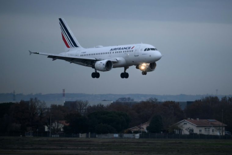 Un Airbus A318 de la compagnie aérienne Air France atterrit à l'aéroport de Toulouse-Blagnac, le 2 janvier 2025 ( AFP / Ed JONES )