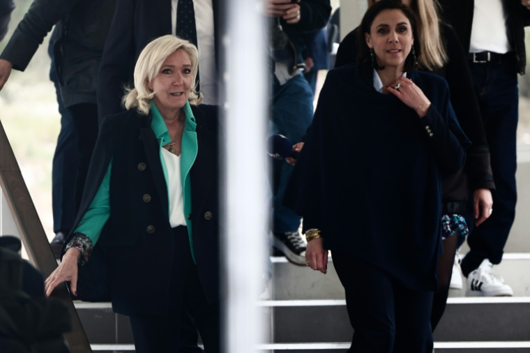La cheffe de file du RN Marine Le Pen (G) et la députée RN du Var candidate à la mairie de Toulon, Laure Lavalette, le 28 février 2026 à Toulon  ( AFP / Thibaud MORITZ )