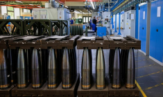 Les employés travaillent à l'usine de la société allemande Rheinmetall à Unterluess, en Allemagne