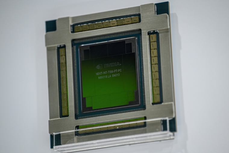 Une puce Nvidia est exposée sur le stand Nvidia lors l'Exposition internationale des chaînes d'approvisionnement de Chine, à Pékin, le 16 juillet 2025 ( AFP / Jade GAO )