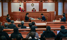 Les juges Lee Mi-son et Cheong Hyung-sik de la Cour constitutionnelle sud-coréenne assistent à la première audience préparatoire du procès sur la validité de la destitution du président Yoon Suk-yeol